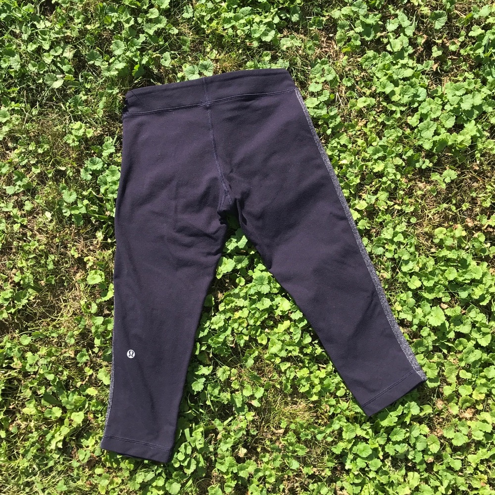 CROPPED LULULEMON BLACK LEGGINGS